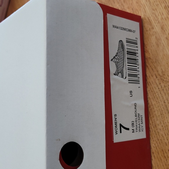 Size 7 mint green Propet Travel bound sneakers - Picture 8 of 8